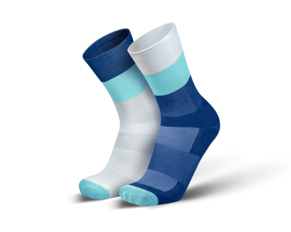 Incylence triatlonsokker. Hvit, lyseblå og mørkeblå farger hvor fargemønsteret på sokkene er speilvendt fra hverandre
