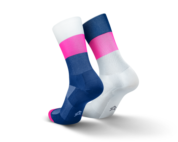 Incylence triatlonsokker. Hvit, rosa og mørkeblå farger hvor fargemønsteret på sokkene er speilvendt fra hverandre